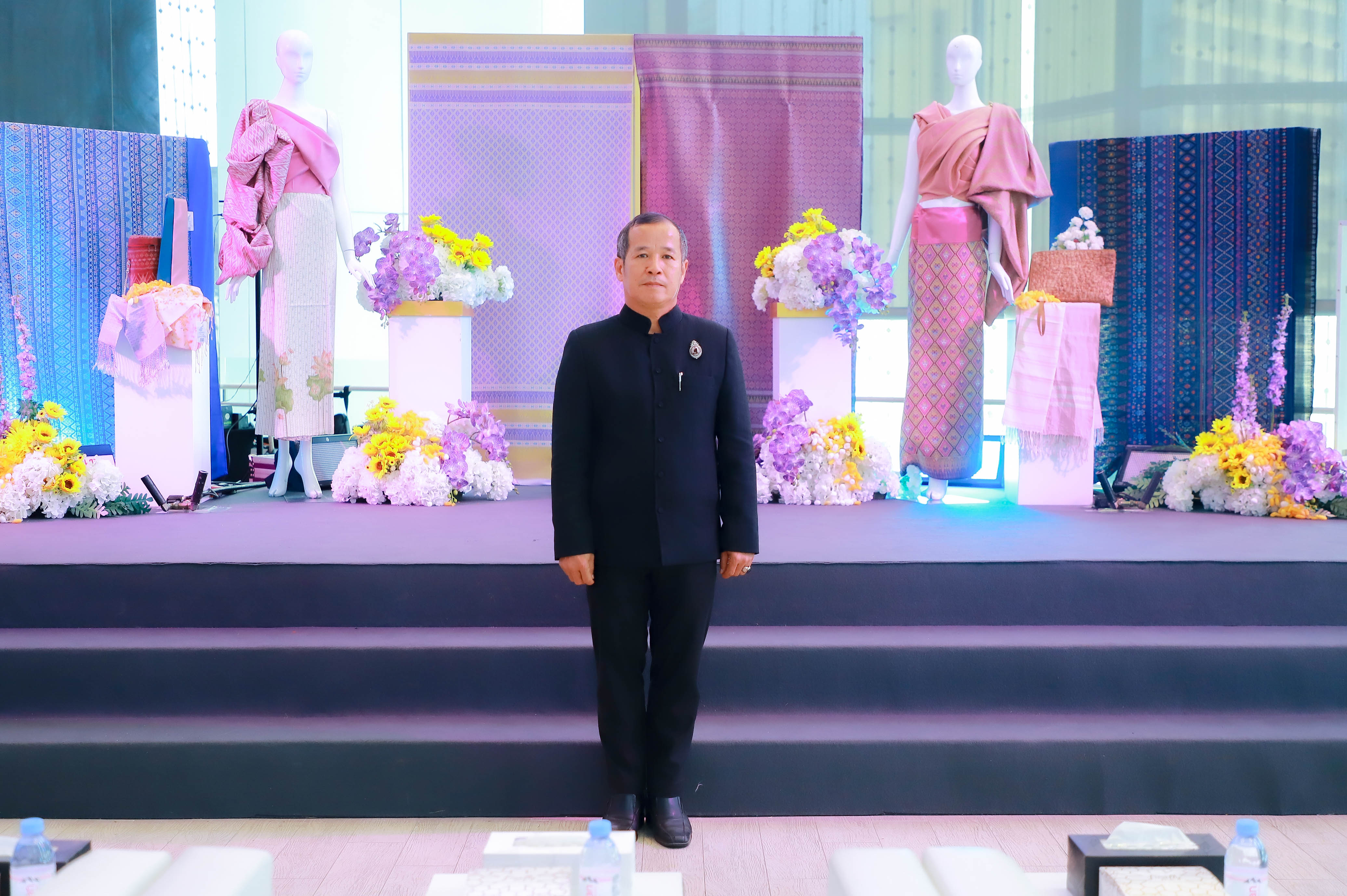 title - ผู้ตรวจราชการ ส.ป.ก. ร่วมพิธีเปิดงานหม่อนไหมสัญจร ณ กรุงเทพมหานครและจังหวัดนนทบุรี ครั้งที่ 3